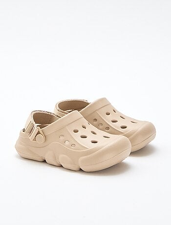 Mules fechadas de praia lisas