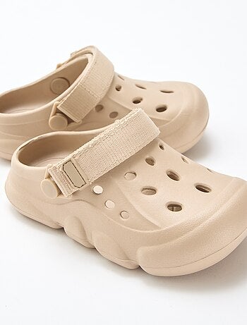 Mules fechadas de praia lisas