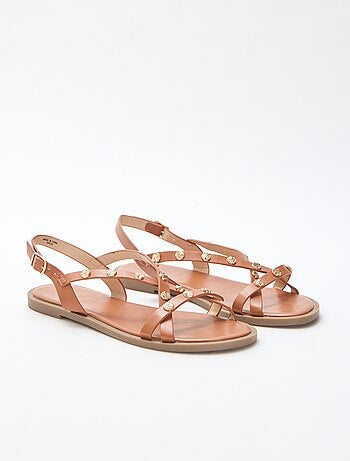 Mules multi-tiras com tachas brilhantes