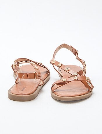 Mules multi-tiras com tachas brilhantes