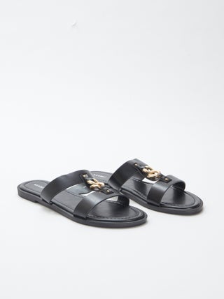 Mules rasas com joias de fantasia