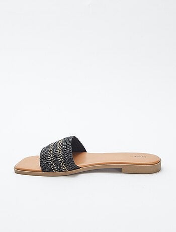 Mules rasas com tira tipo palha