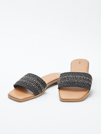 Mules rasas com tira tipo palha