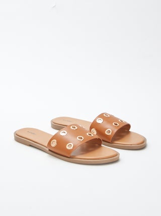 Mules rasas com tiras com ilhoses
