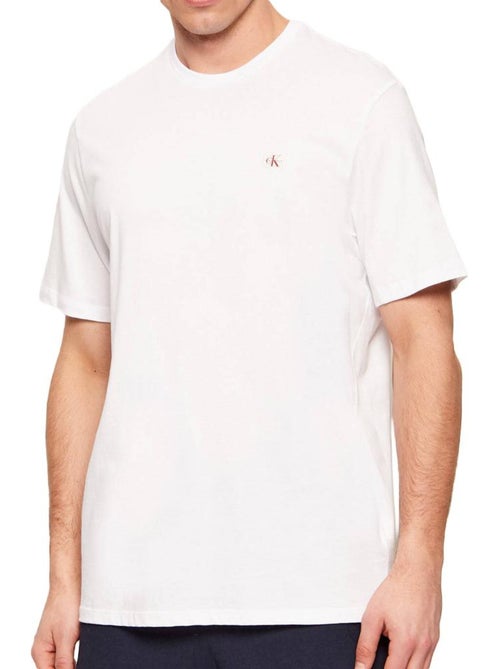 Pack 2 T-shirts Calvin Klein Jeans para Homem Branco/Azul com Emblema - Kiabi Pack 2 T-shirts Calvin Klein Jeans para Homem Branco/Azul com Emblema - Kiabi