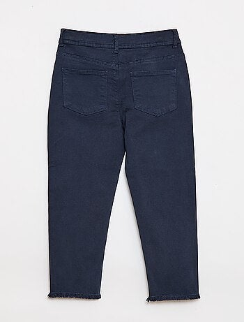 Pantacourt em ganga com acabamento inacabado