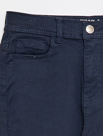 Pantacourt em ganga com acabamento inacabado