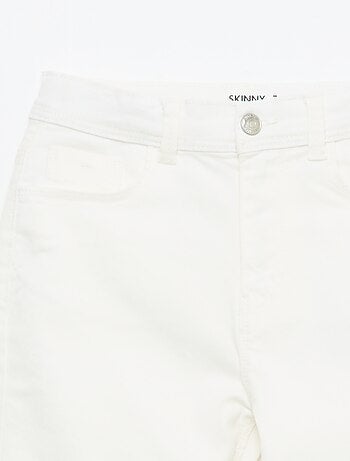 Pantacourt em ganga com acabamento inacabado