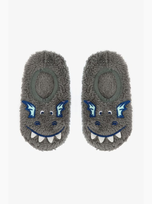 Pantufa infantil com bordado de dragão, acessório e sola antiderrapante penti - Kiabi Pantufa infantil com bordado de dragão, acessório e sola antiderrapante penti - Kiabi