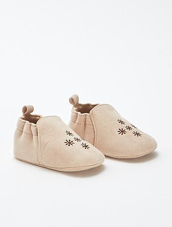 Pantufas bordadas em camurça sintética