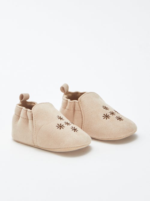 Pantufas bordadas em camurça sintética - Kiabi