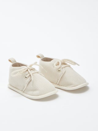 Pantufas com atacadores
