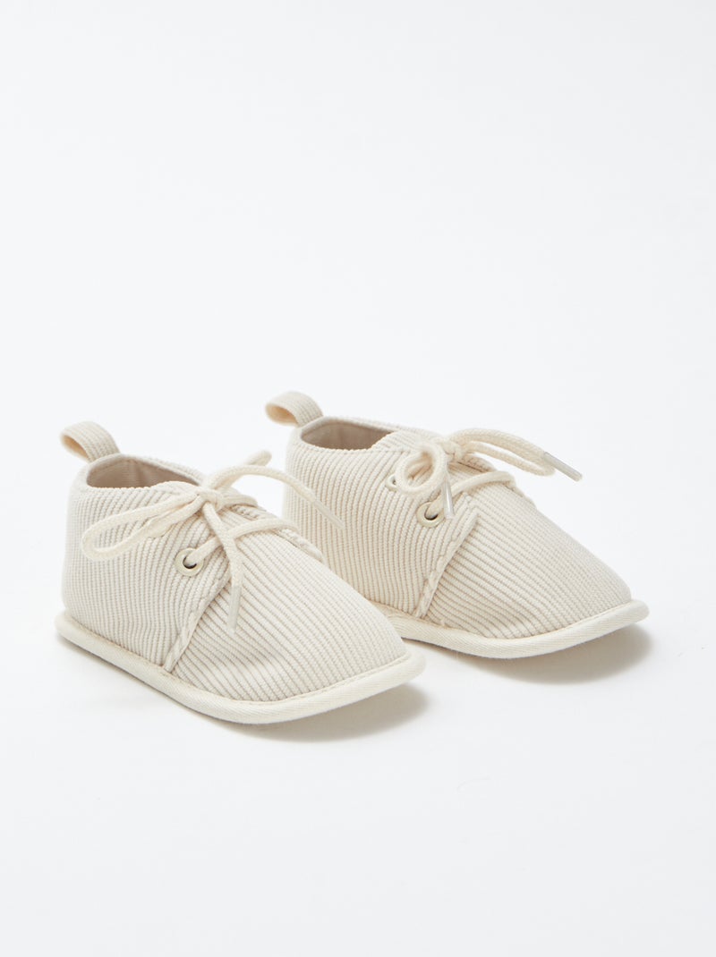 Pantufas com atacadores bege - Kiabi