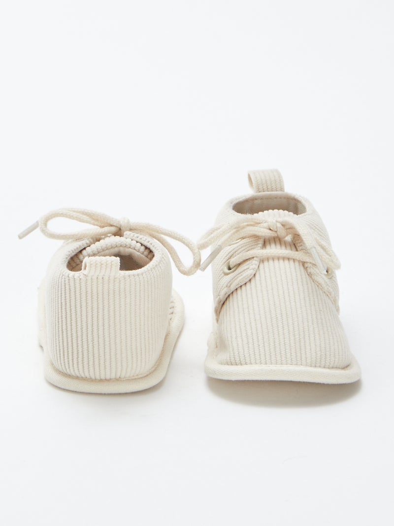 Pantufas com atacadores bege - Kiabi