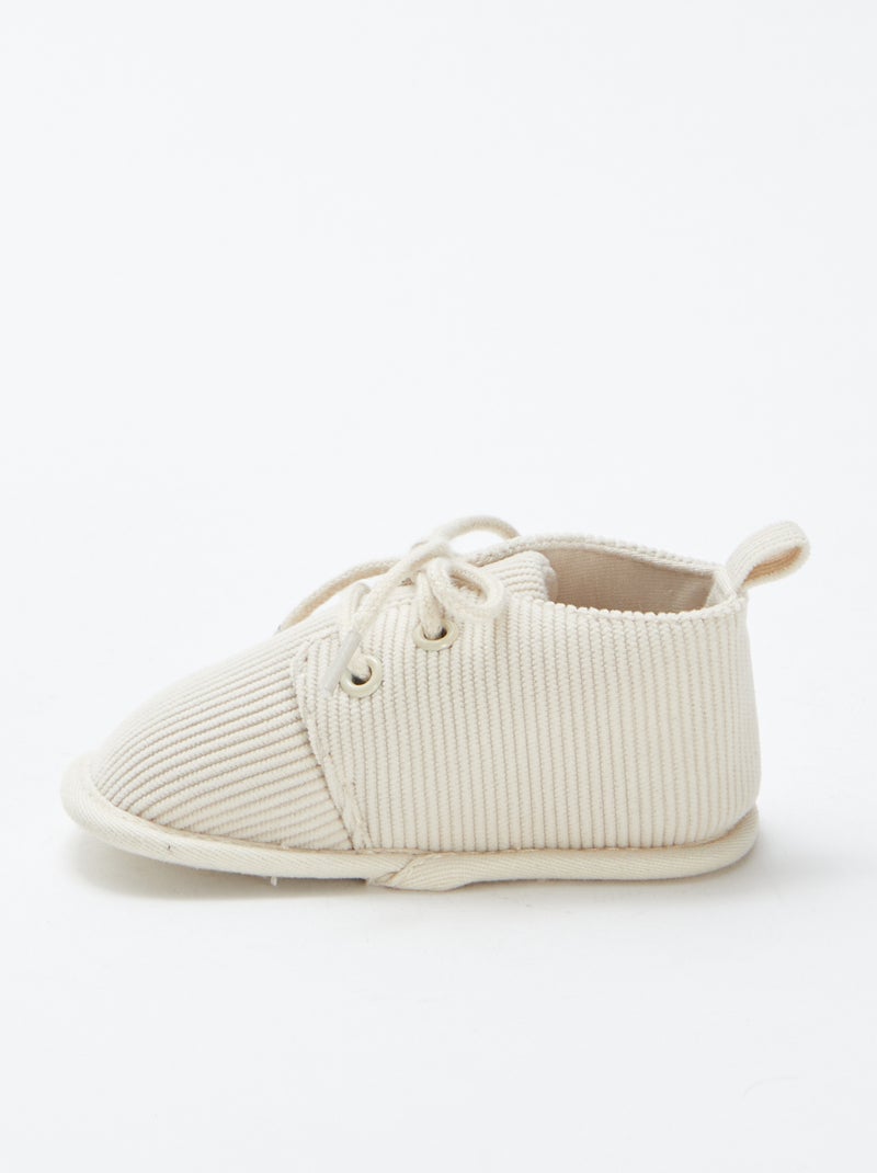 Pantufas com atacadores bege - Kiabi