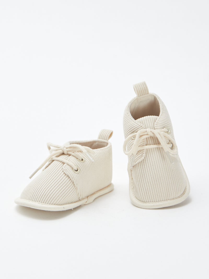 Pantufas com atacadores bege - Kiabi