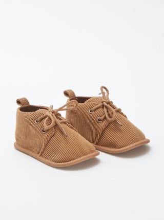 Pantufas com atacadores