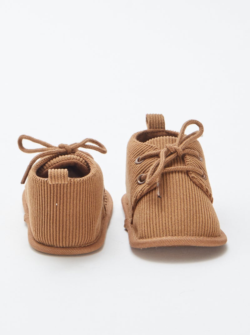 Pantufas com atacadores Castanho - Kiabi