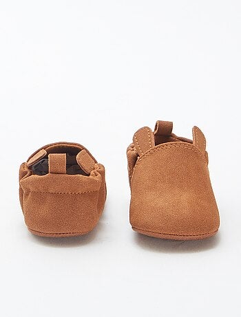 Pantufas em camurça sintética com orelhas em relevo
