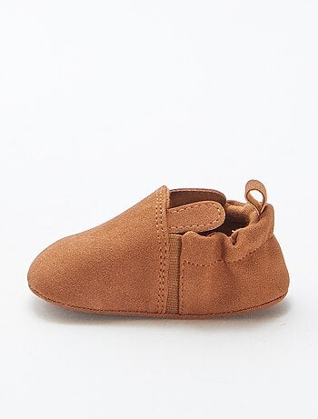 Pantufas em camurça sintética com orelhas em relevo