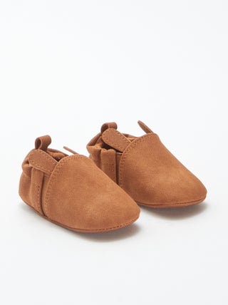 Pantufas em camurça sintética com orelhas em relevo