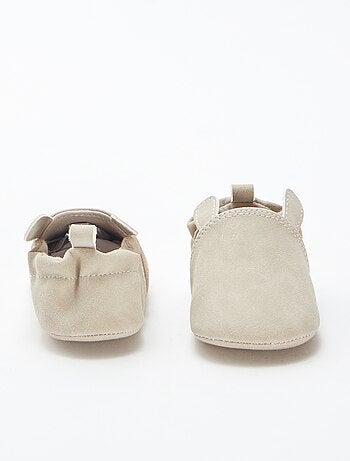 Pantufas em camurça sintética com orelhas em relevo