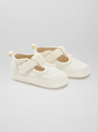 Pantufas estilo ténis com bordado inglês