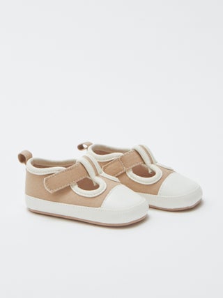 Pantufas estilo ténis em lona