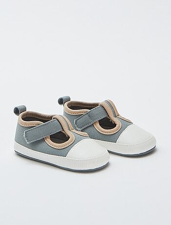 Pantufas estilo ténis em lona