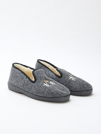 Pantufas forradas com bordas contrastantes