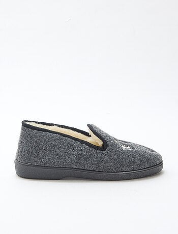 Pantufas forradas com bordas contrastantes
