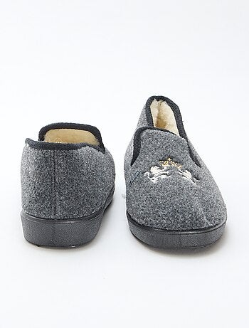 Pantufas forradas com bordas contrastantes