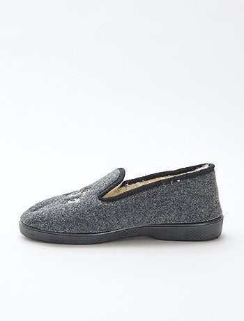 Pantufas forradas com bordas contrastantes