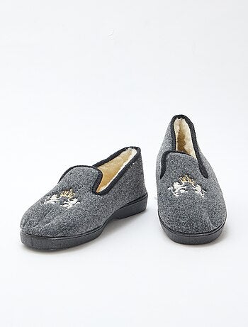 Pantufas forradas com bordas contrastantes
