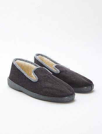 Pantufas forradas com bordas contrastantes