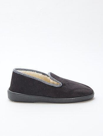 Pantufas forradas com bordas contrastantes