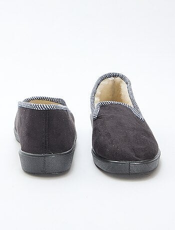 Pantufas forradas com bordas contrastantes