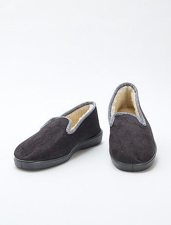 Pantufas forradas com bordas contrastantes