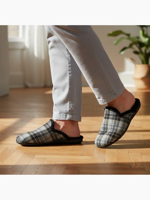 Pantufas mules para homem ozabi fabricadas em espanha, gáspea jacquard xadrez escocês - Kiabi Pantufas mules para homem ozabi fabricadas em espanha, gáspea jacquard xadrez escocês - Kiabi