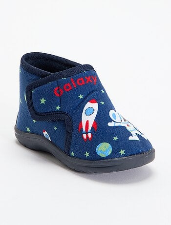 Pantufas subidas com fecho de velcro