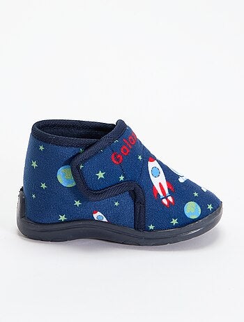 Pantufas subidas com fecho de velcro