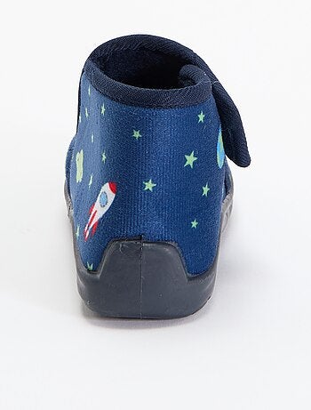 Pantufas subidas com fecho de velcro