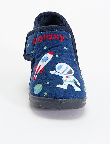 Pantufas subidas com fecho de velcro