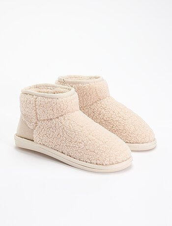 Pantufas tipo bota com efeito de pele de carneiro