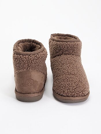 Pantufas tipo bota com efeito de pele de carneiro