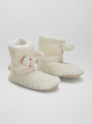 Pantufas tipo bota efeito lã de carneiro