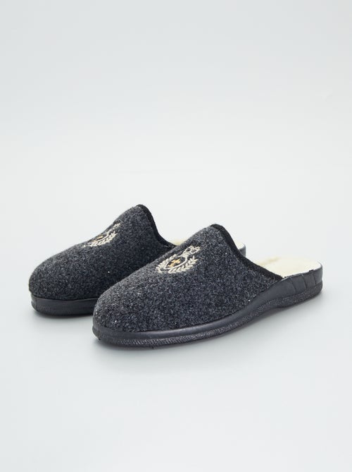Pantufas tipo chinelas com emblema - Kiabi