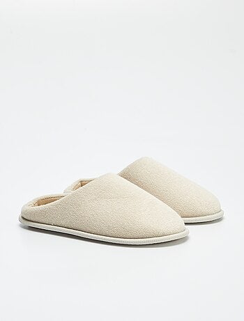 Pantufas tipo chinelas lisas