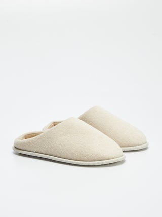 Pantufas tipo chinelas lisas