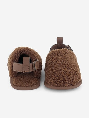 Pantufas tipo mule com tiras de suporte